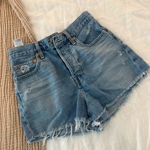 Light wash Levi’s ribcage shorts